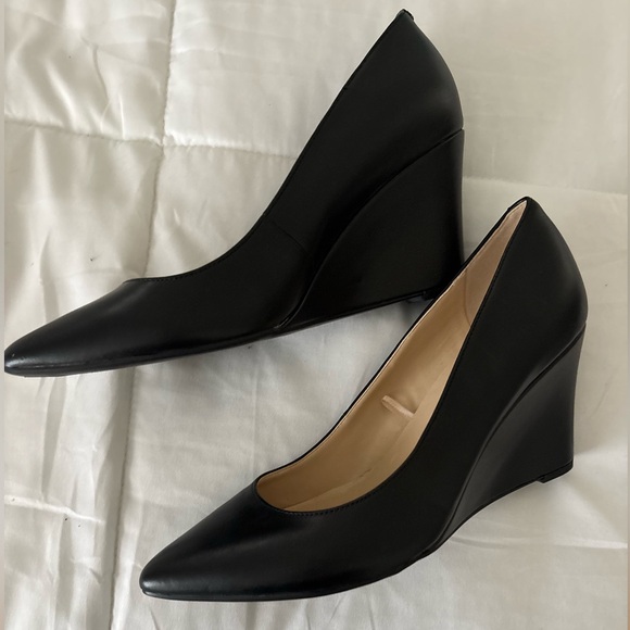 Nine West Black Leather Pointed-Toe Pumps - Picture 3 of 6